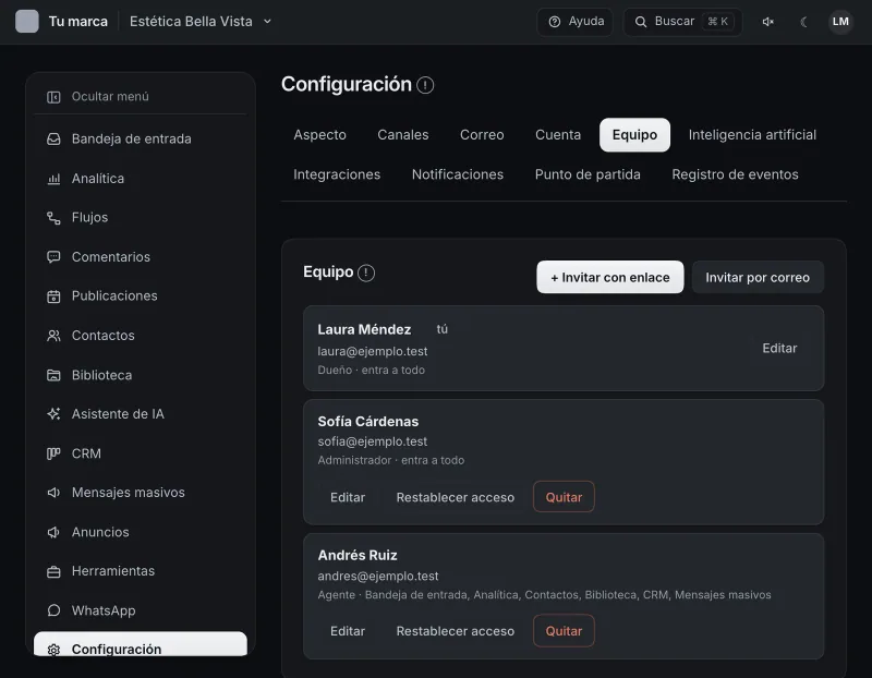 Pantalla «Configuración → Equipo». Señalado con el número 1: el botón «+ Invitar con enlace».