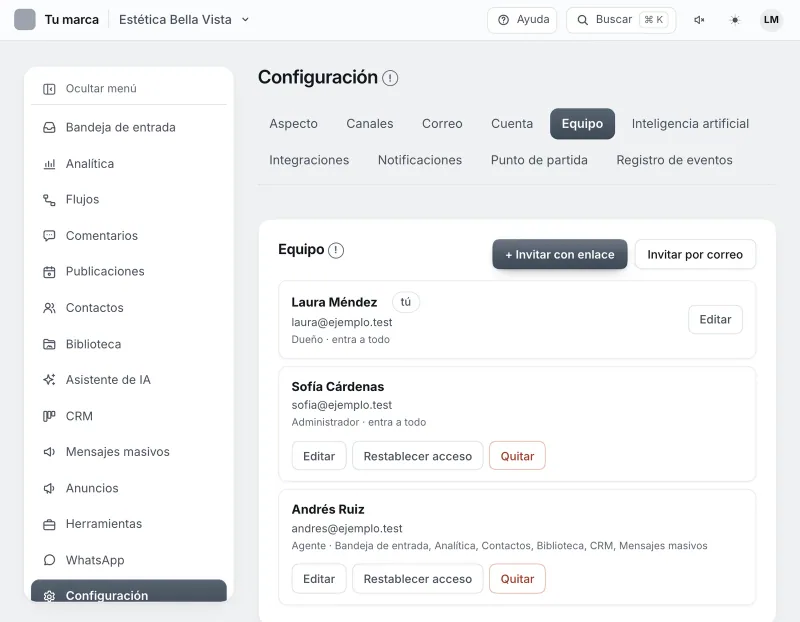 Pantalla «Configuración → Equipo». Señalado con el número 1: el botón «+ Invitar con enlace».