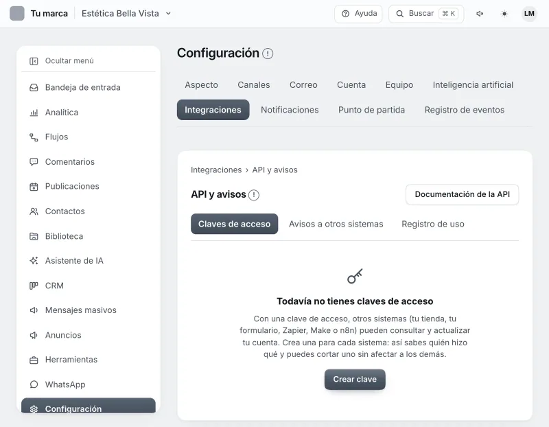 Pantalla «Configuración → Integraciones → API y avisos». Señalado con el número 2: el botón «Crear clave».