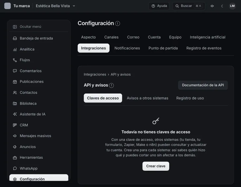 Pantalla «Configuración → Integraciones → API y avisos». Señalado con el número 2: el botón «Crear clave».