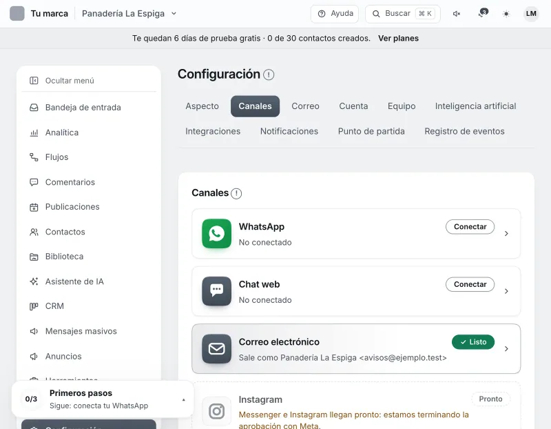 Pantalla «Configuración → Canales». Señalado con el número 1: la fila «WhatsApp».