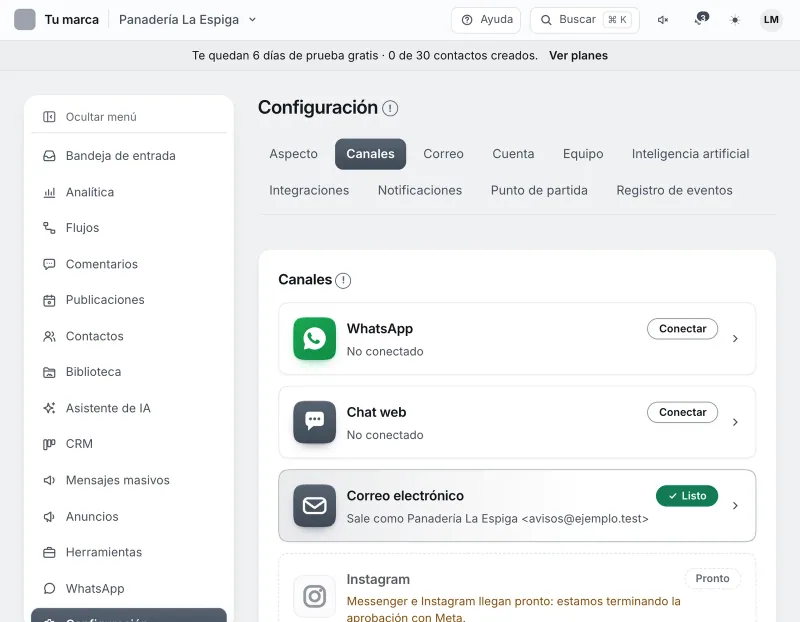 Pantalla «Configuración → Canales». Señalado con el número 1: la fila «WhatsApp».