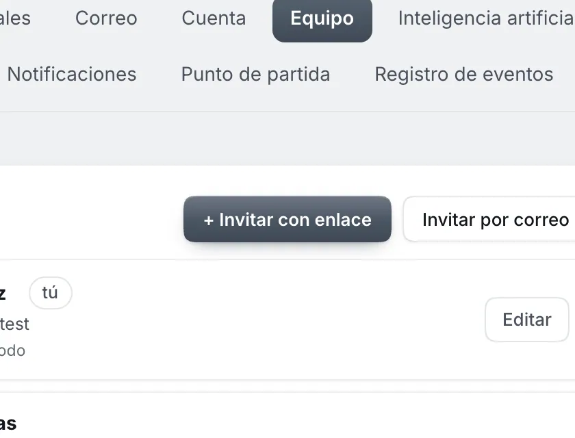Pantalla «Configuración → Equipo». Señalado con el número 1: el botón «+ Invitar con enlace».