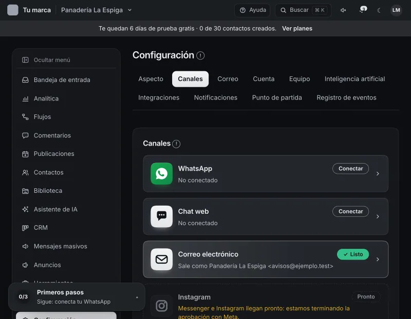 Pantalla «Configuración → Canales». Señalado con el número 1: la fila «WhatsApp».