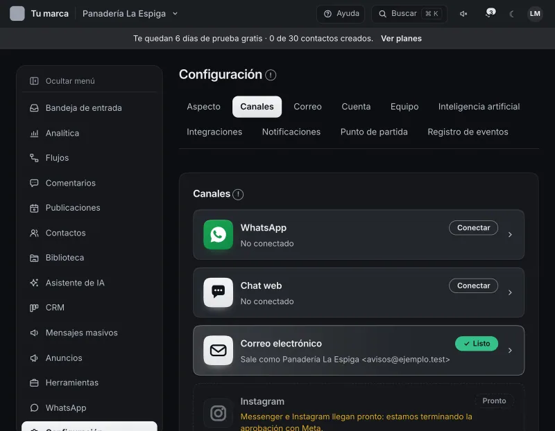 Pantalla «Configuración → Canales». Señalado con el número 1: la fila «WhatsApp».