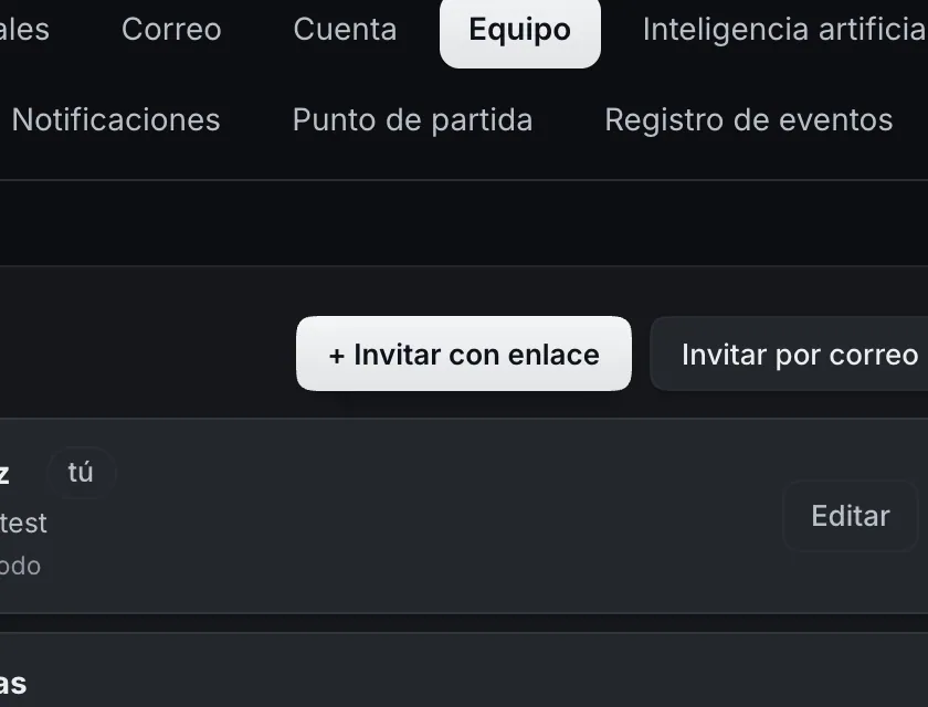 Pantalla «Configuración → Equipo». Señalado con el número 1: el botón «+ Invitar con enlace».