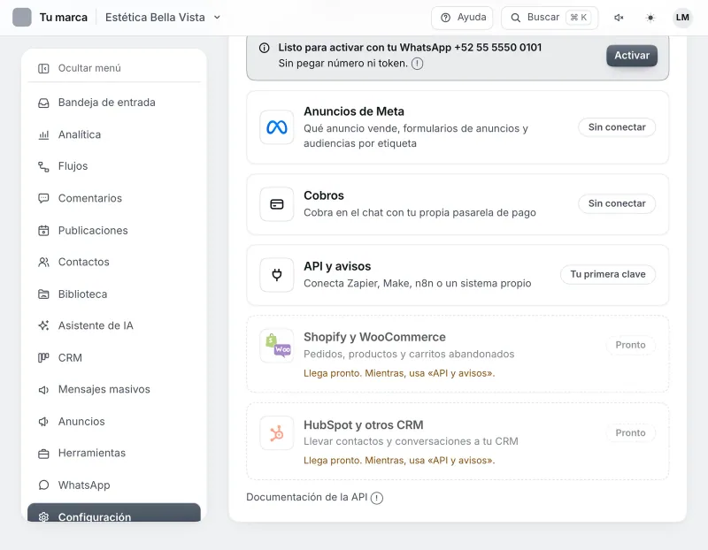 Pantalla «Configuración → Integraciones». Señalado con el número 1: la fila «API y avisos».